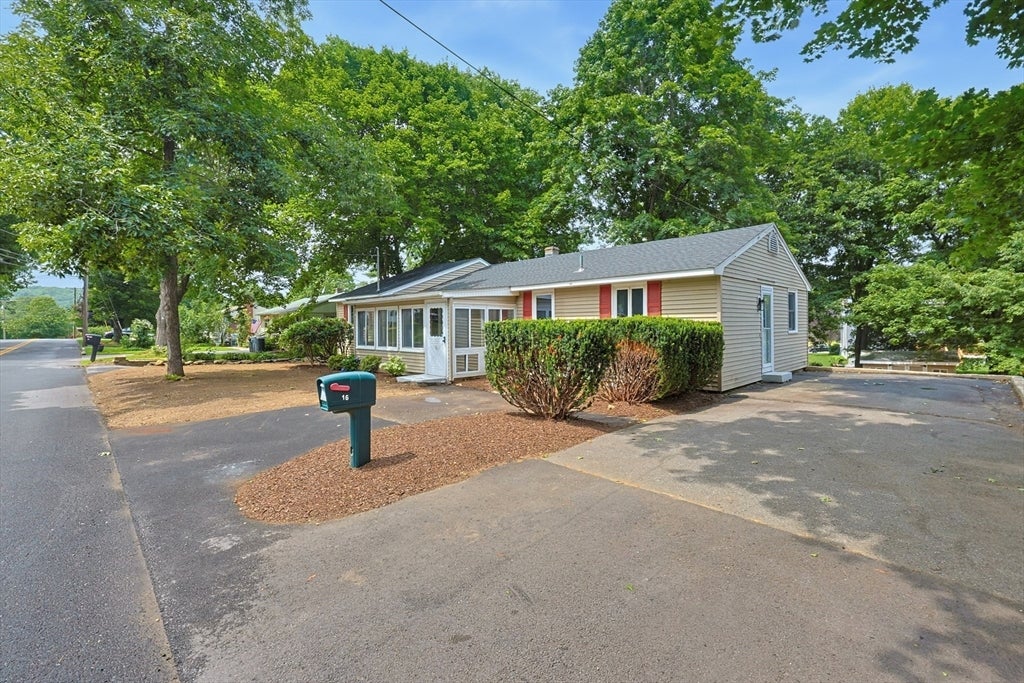 Photo of 16 Smithville Rd, Spencer, MA