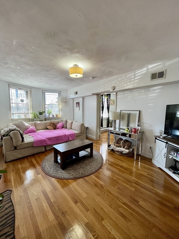 Click for 1693 Commonwealth Avenue #B, Boston, MA slideshow Click for 1693 Commonwealth Avenue #B, Boston, MA slideshow