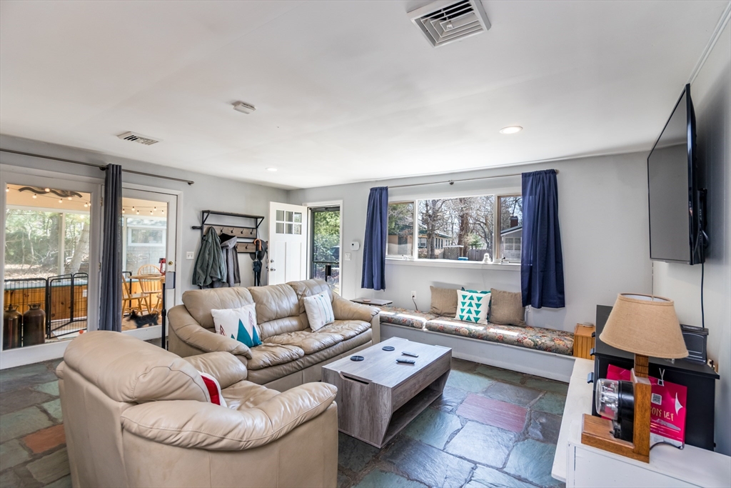 16 Edgewood Dr