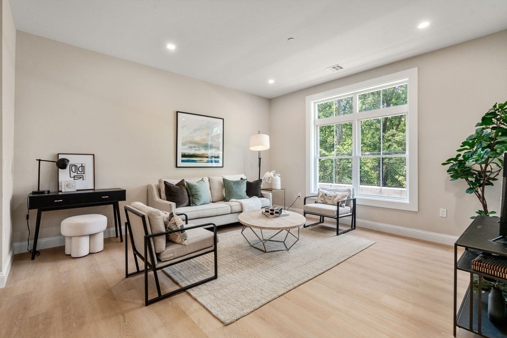 7 Cross St 205