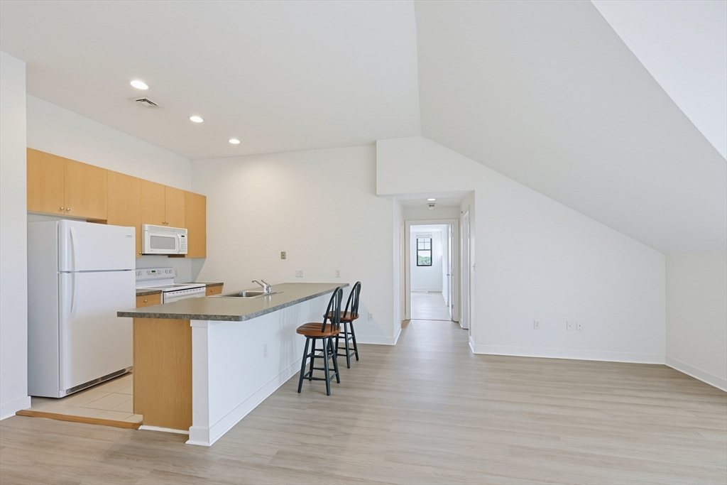 72 Ashland St 408