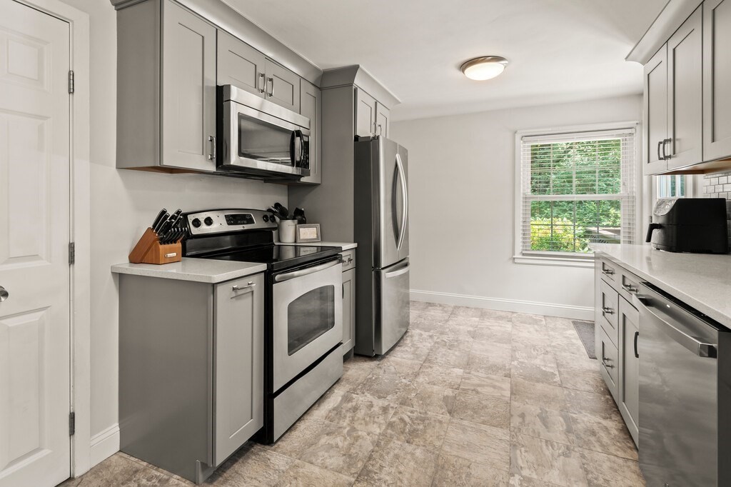 Shrewsbury, Massachusetts 01545, United States, 4 Bedrooms Bedrooms, ,2 BathroomsBathrooms,Residential,Active,172148