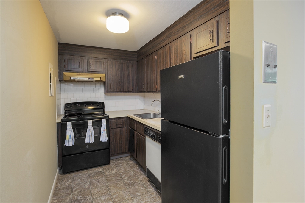 96 Richardson Road B25