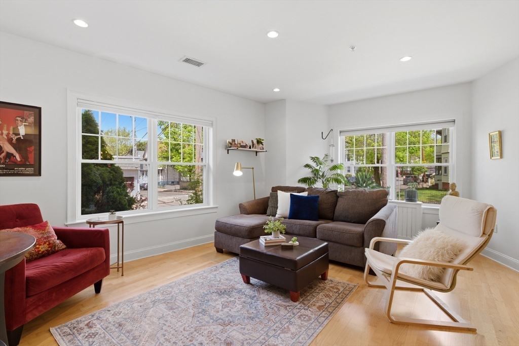 135 Willow Ave #4, Somerville, MA Photo #4