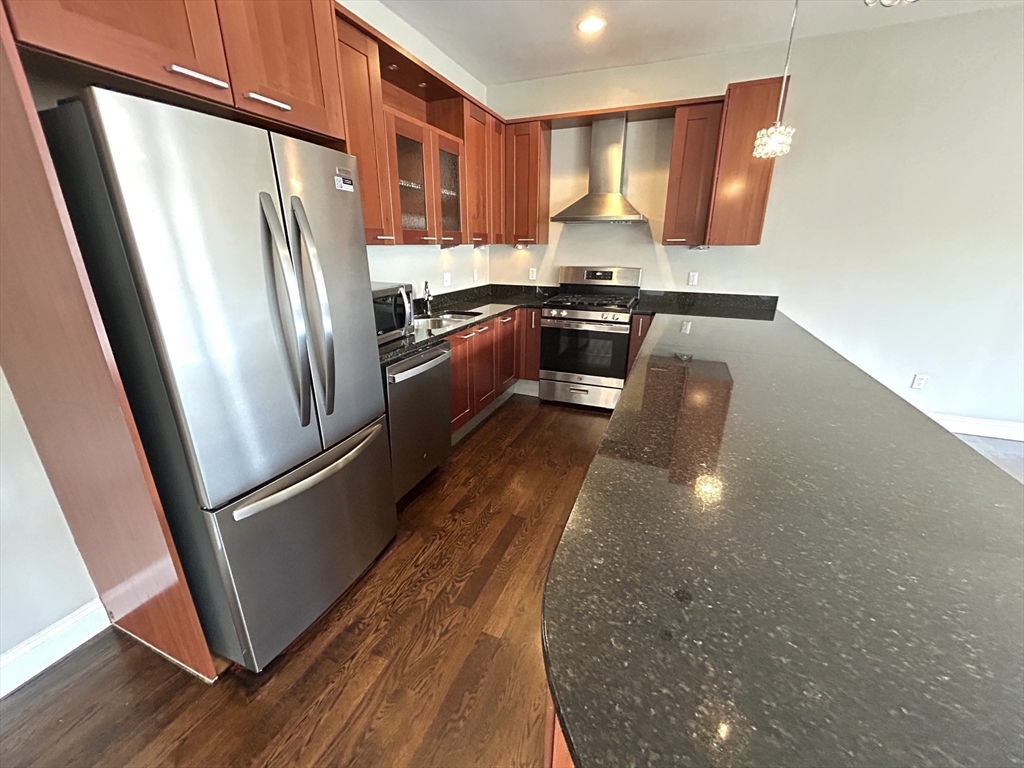 75-83 Boylston St R3