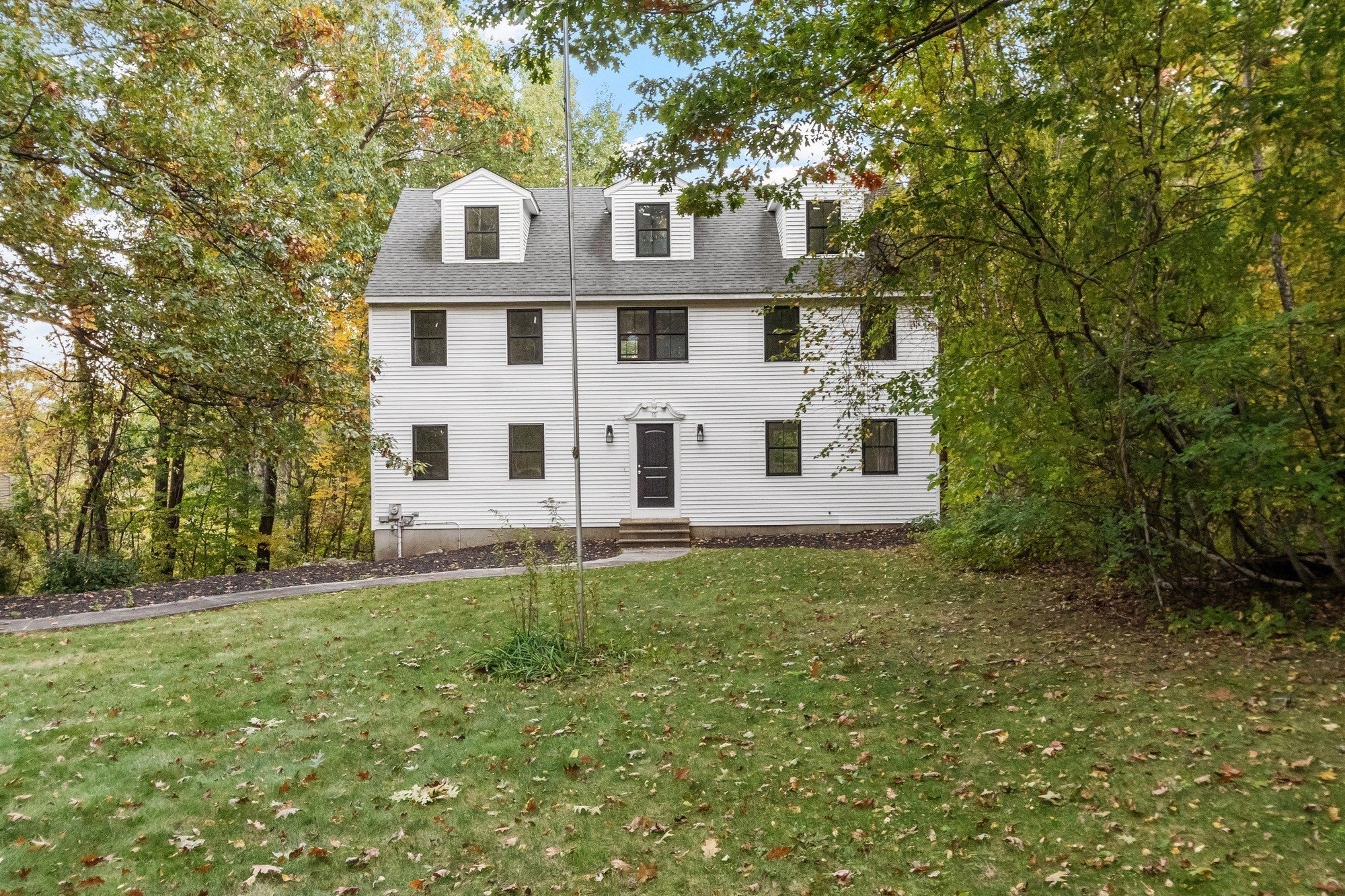 Photo of 16 E Applewood Dr, Charlton, MA