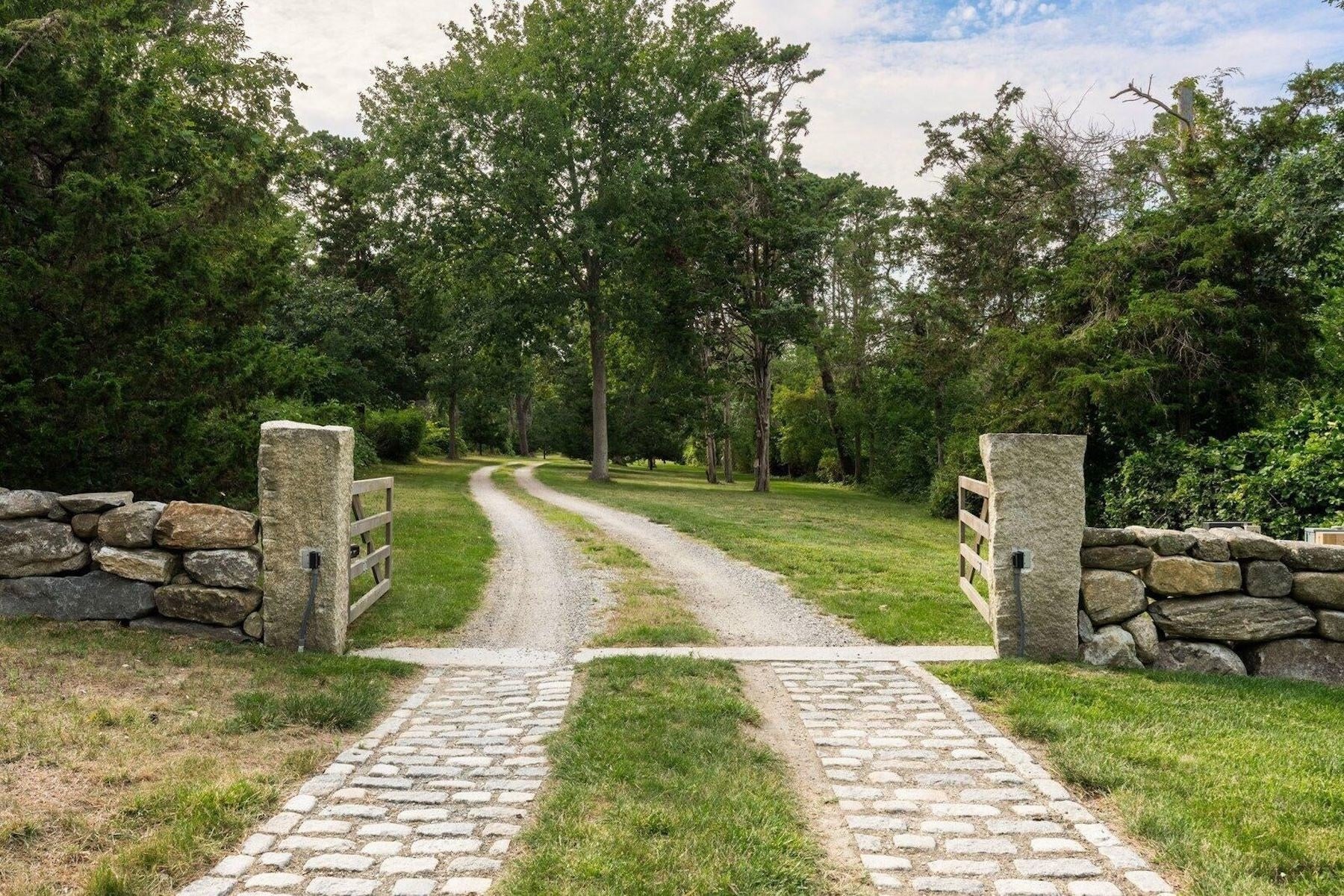 102 Sesuit Neck Rd