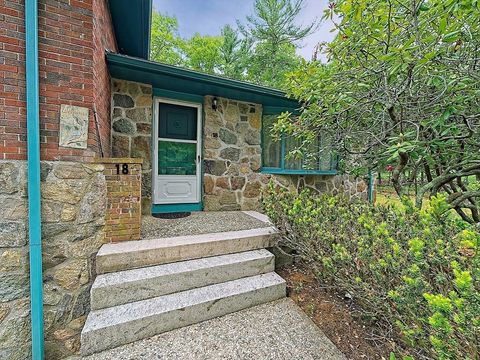 18 Shady Oak Dr Mattapoisett MA 02739