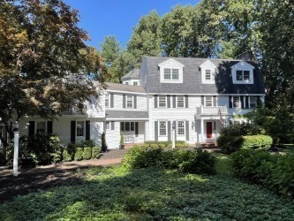38 Lincoln Circle East