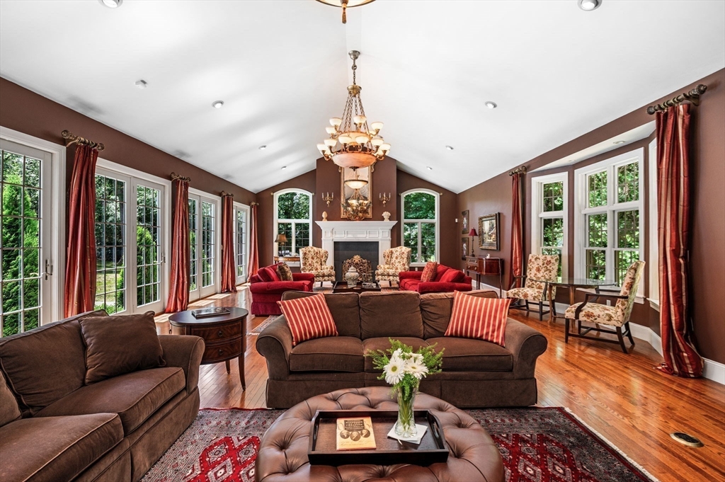 38 Lincoln Circle East