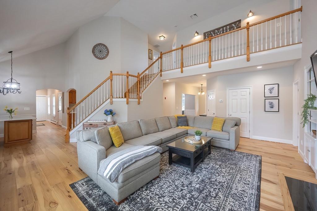 11 Lowe Meadow Ln