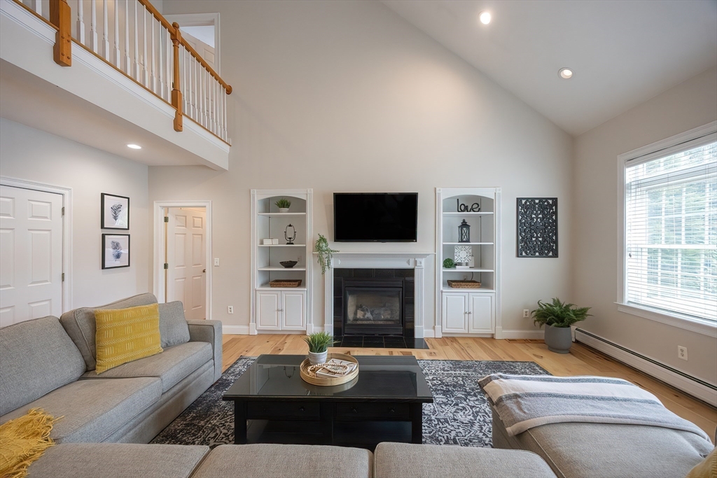 11 Lowe Meadow Ln