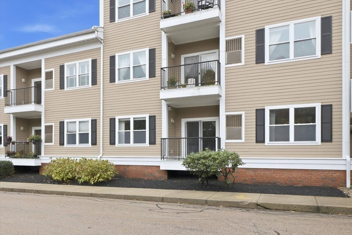989 East St 115