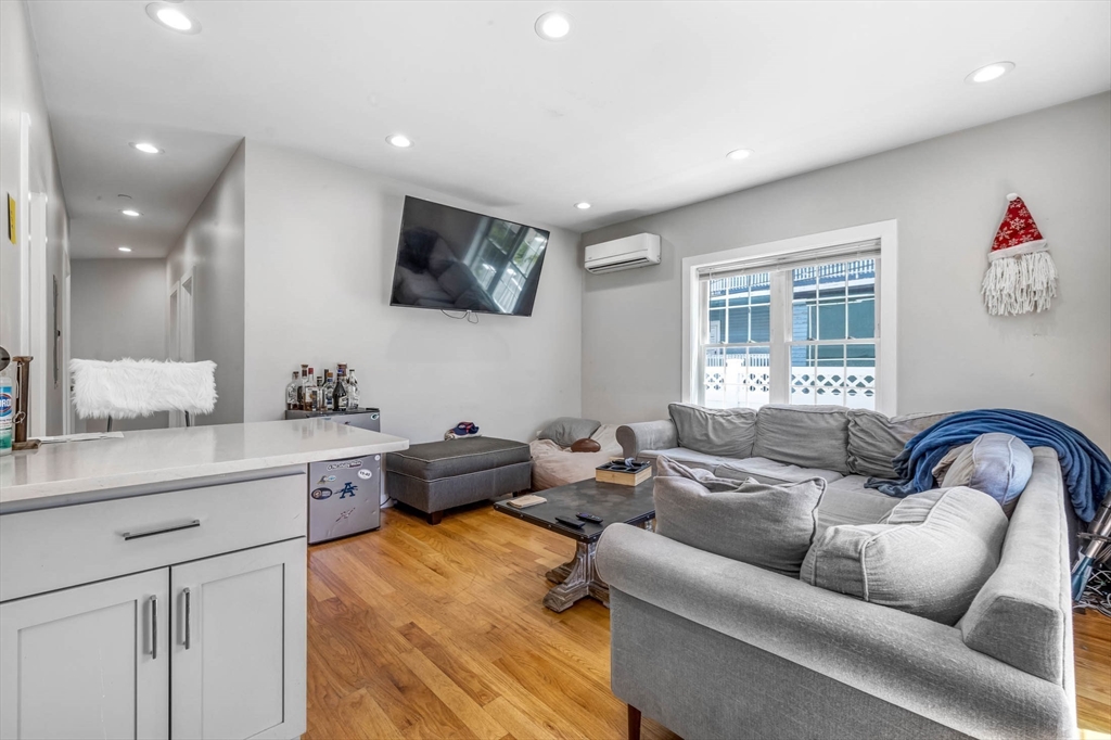 8 W Bellflower Street
