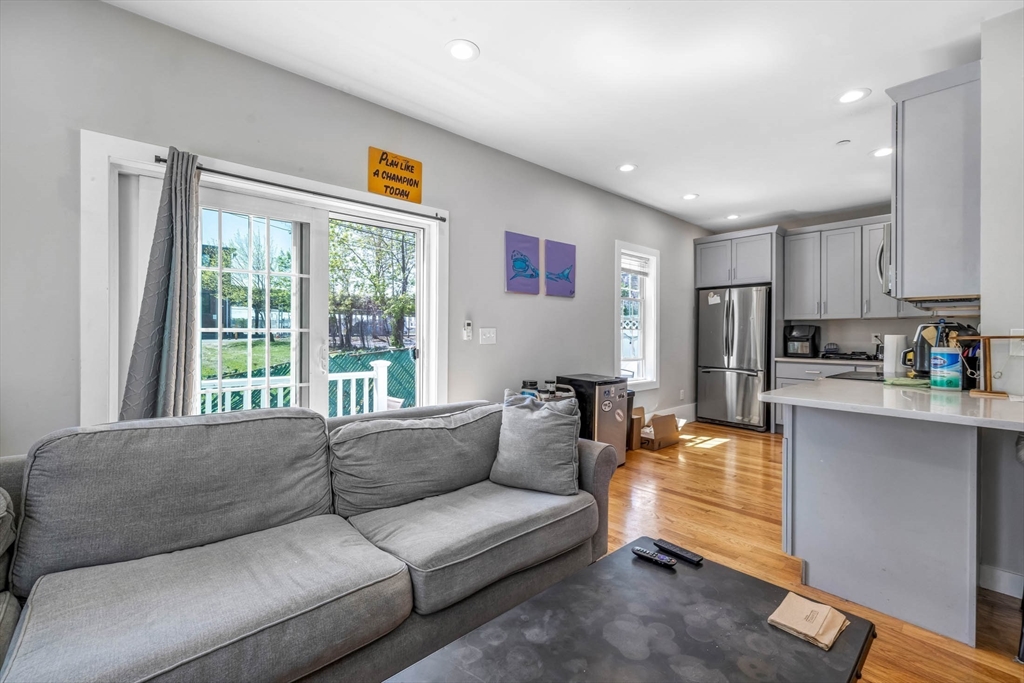 8 W Bellflower Street