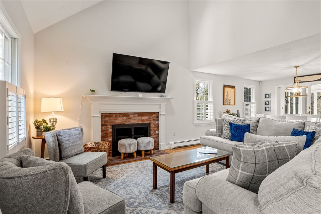 56 Monomoit Ln