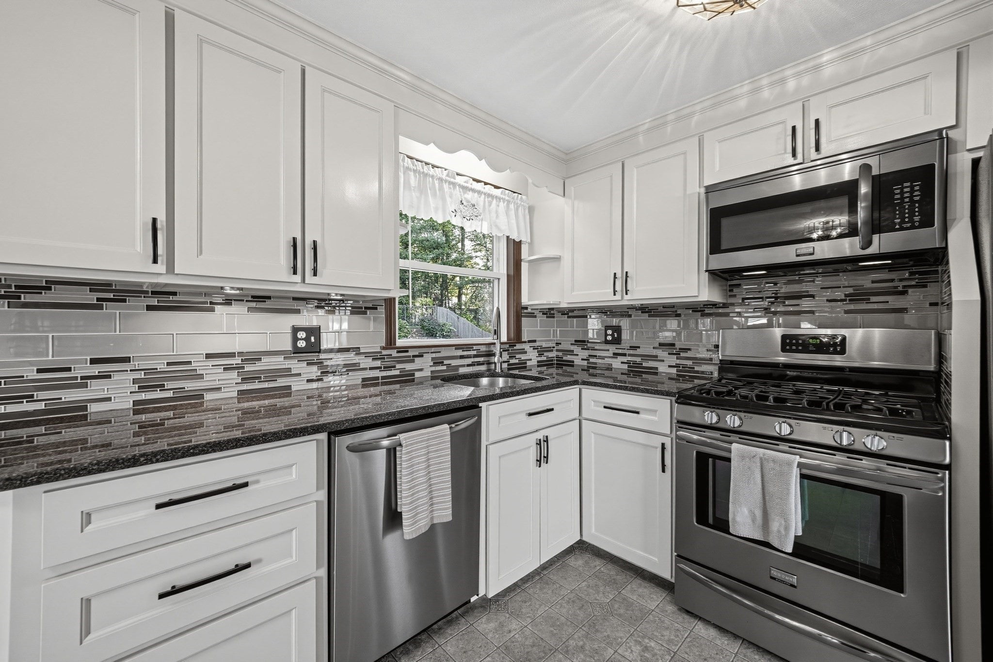 7 Phyllis Drive, Billerica, MA Photo #7