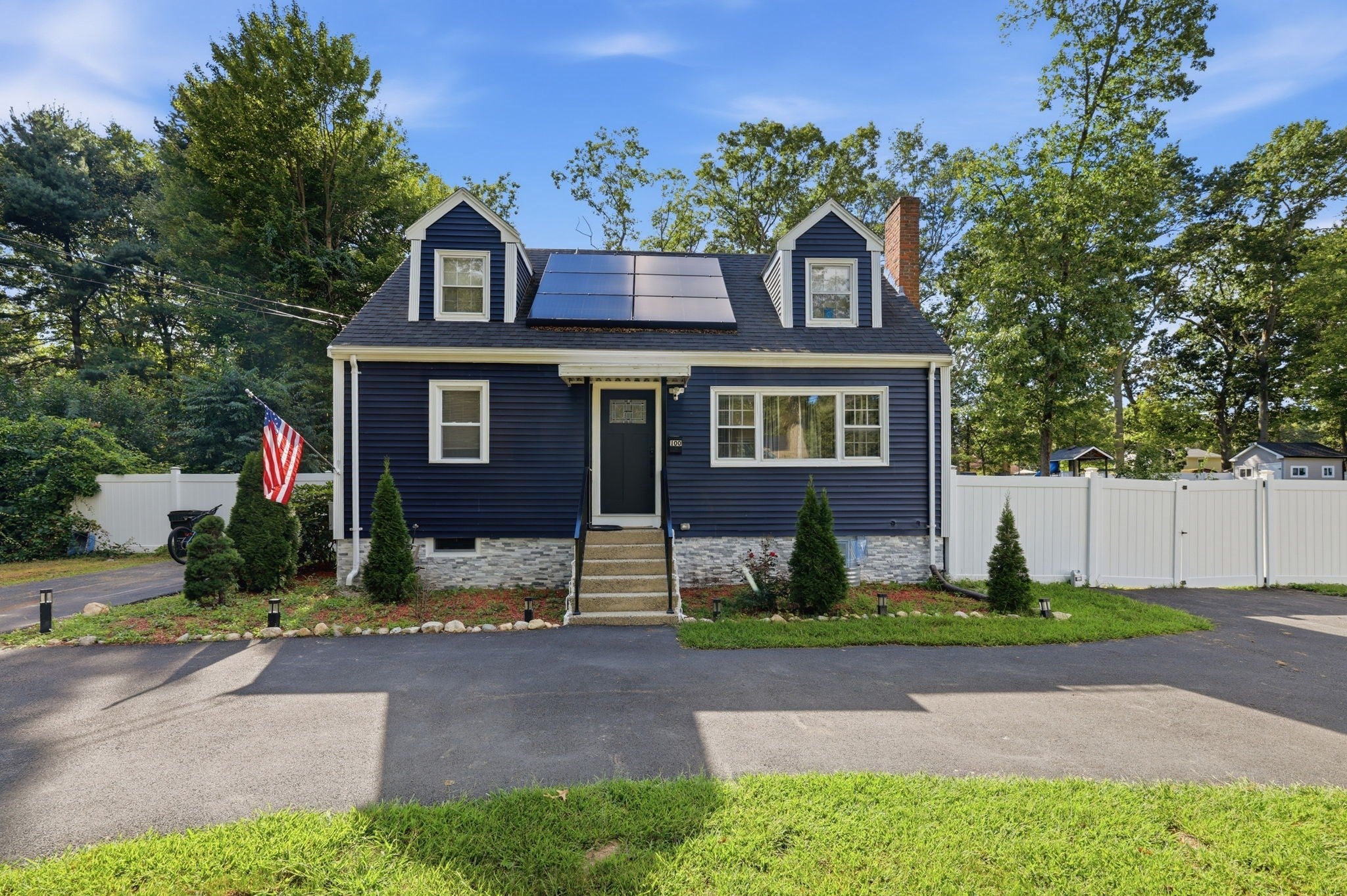 Photo of 100 Farm St, Bellingham, MA