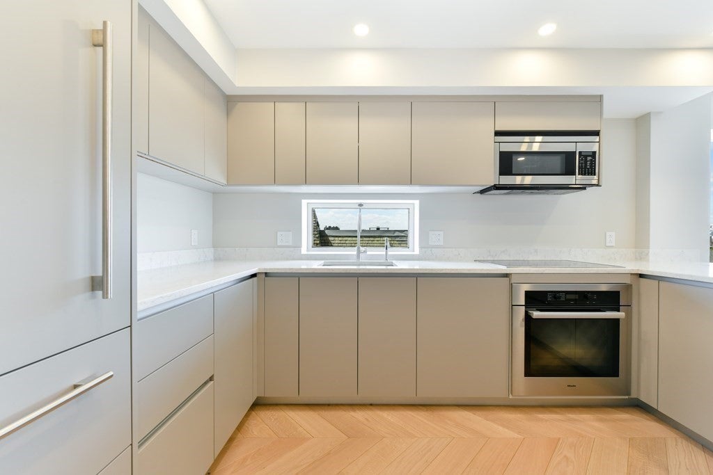 330 Beacon A81