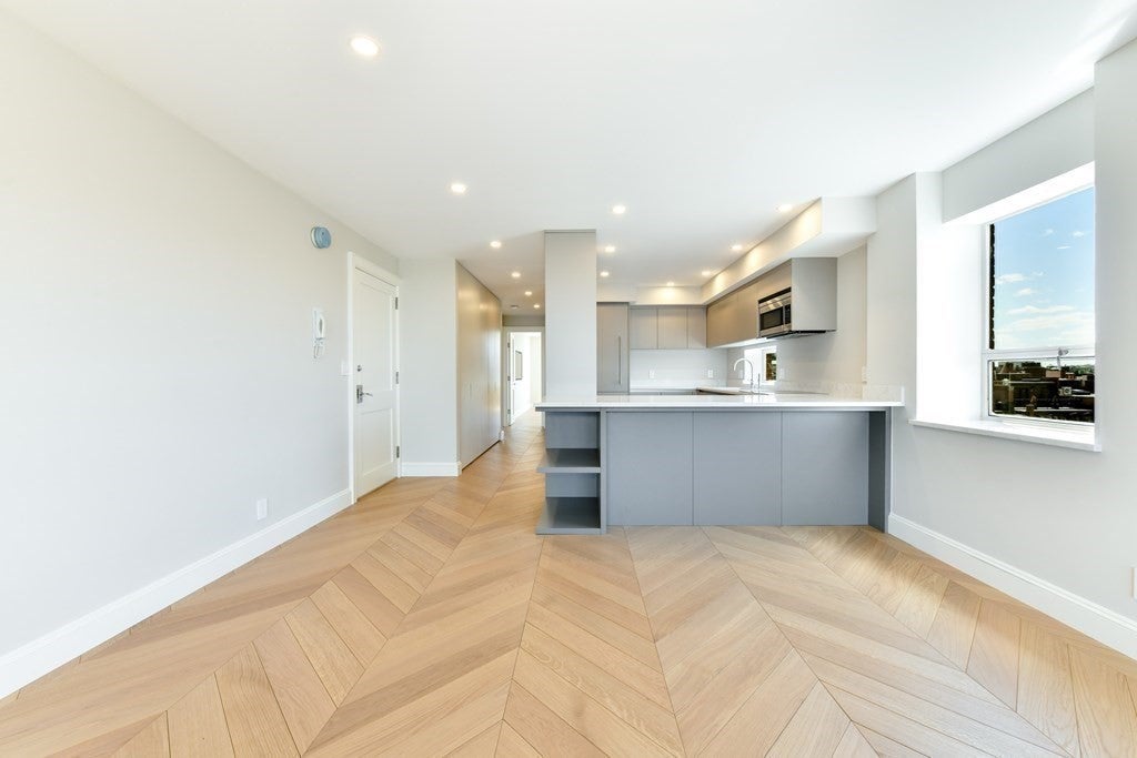 330 Beacon A81