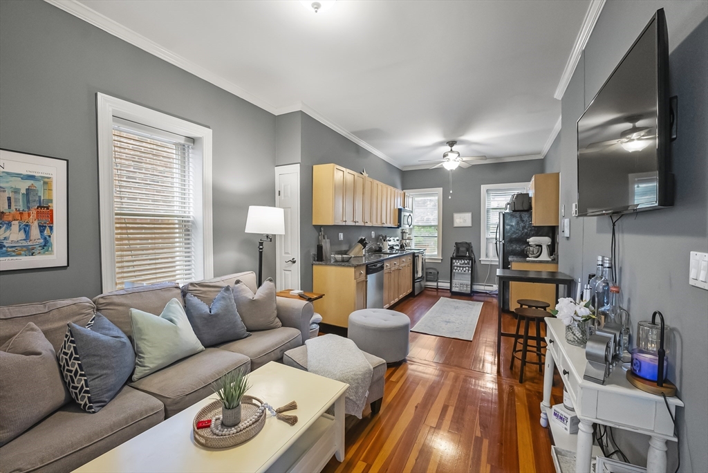291 W 3rd St 2
