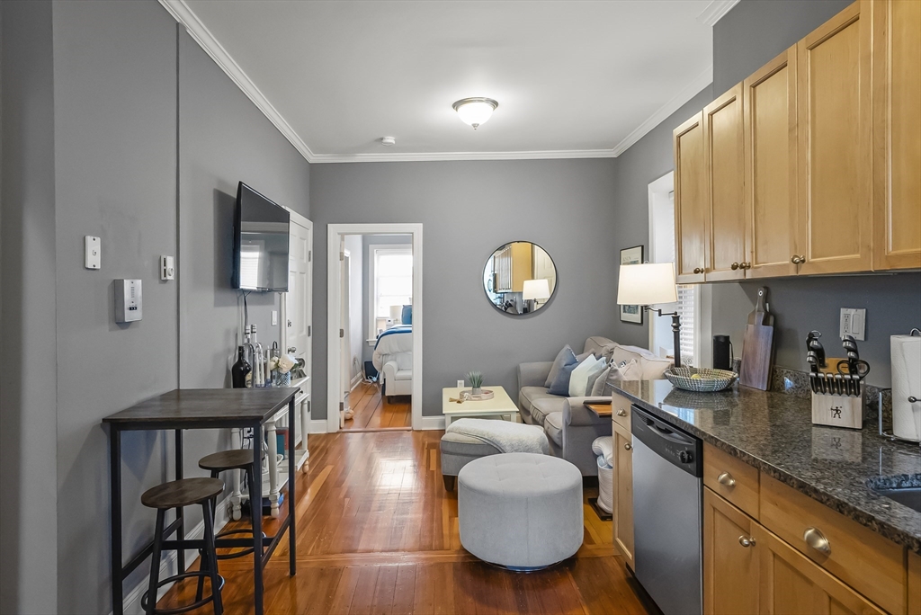 291 W 3rd St 2