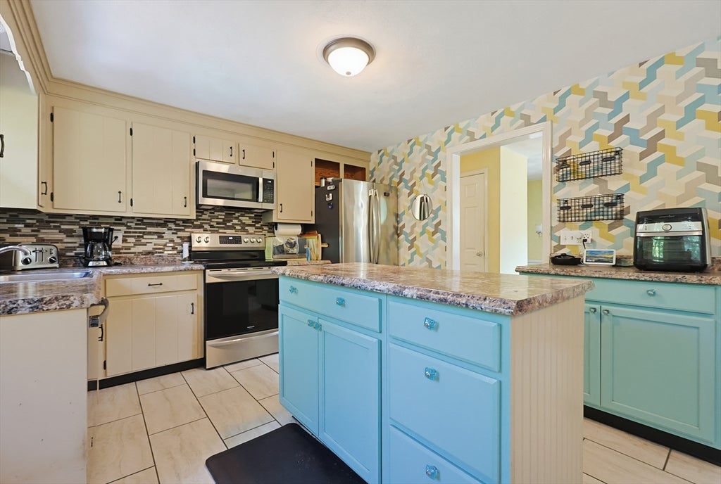 116 Bayberry Rd, North Attleboro, MA, 116 Bayberry Rd, North Attleboro, MA Photo #3