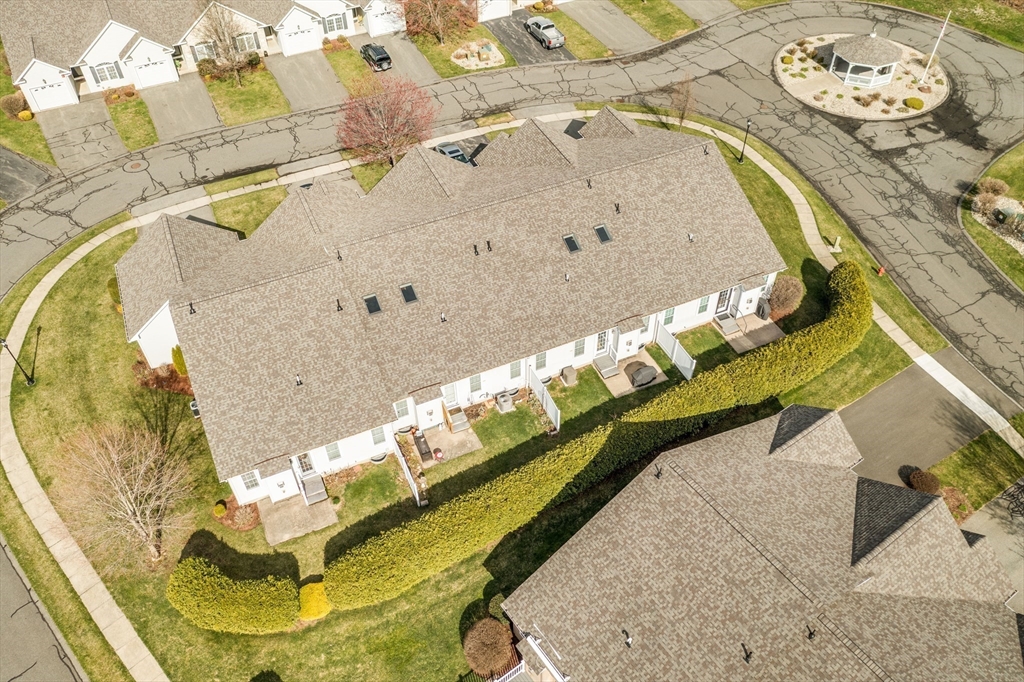 West Springfield, Massachusetts 01089, United States, 2 Bedrooms Bedrooms, ,2 BathroomsBathrooms,Residential,Pending,109798