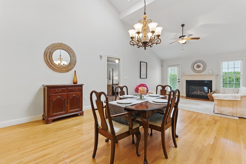 West Springfield, Massachusetts 01089, United States, 2 Bedrooms Bedrooms, ,2 BathroomsBathrooms,Residential,Pending,109798