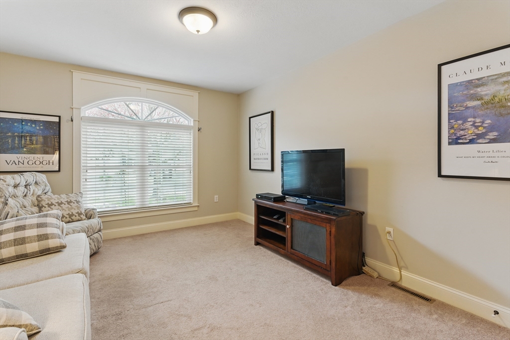 West Springfield, Massachusetts 01089, United States, 2 Bedrooms Bedrooms, ,2 BathroomsBathrooms,Residential,Pending,109798