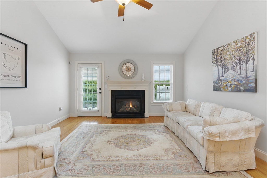 West Springfield, Massachusetts 01089, United States, 2 Bedrooms Bedrooms, ,2 BathroomsBathrooms,Residential,Pending,109798