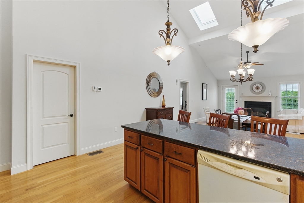 West Springfield, Massachusetts 01089, United States, 2 Bedrooms Bedrooms, ,2 BathroomsBathrooms,Residential,Pending,109798