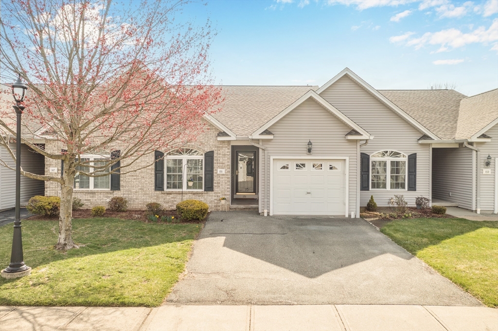 West Springfield, Massachusetts 01089, United States, 2 Bedrooms Bedrooms, ,2 BathroomsBathrooms,Residential,Pending,109798