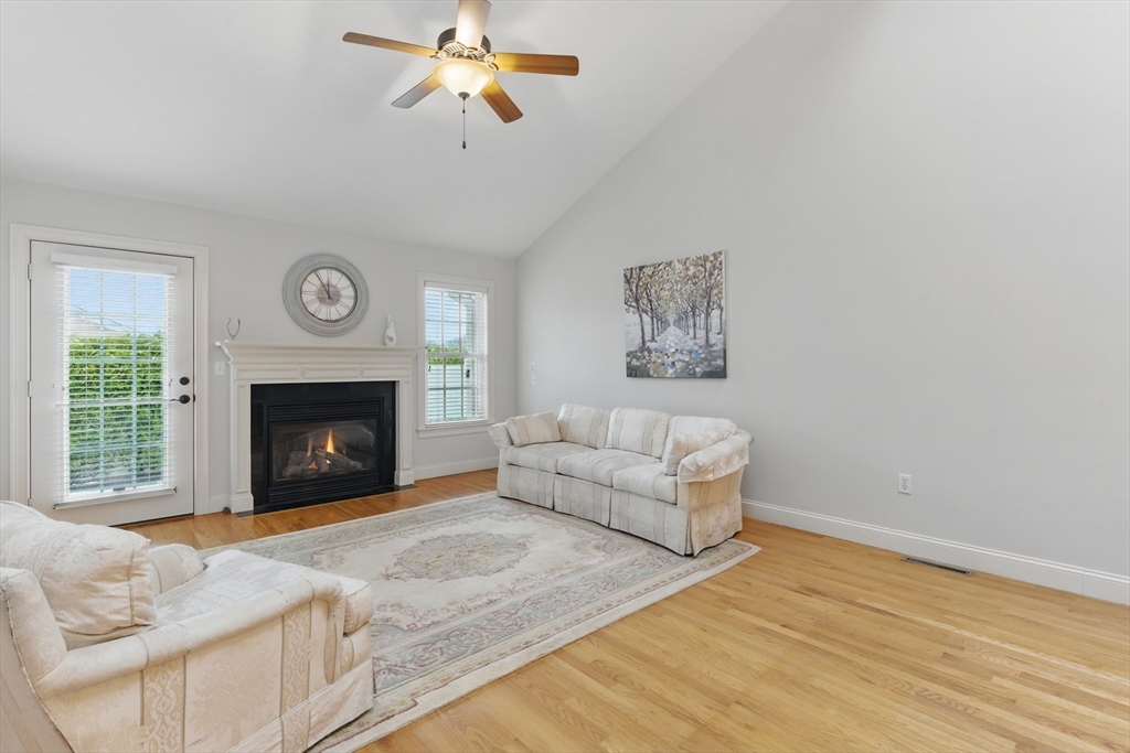 West Springfield, Massachusetts 01089, United States, 2 Bedrooms Bedrooms, ,2 BathroomsBathrooms,Residential,Pending,109798