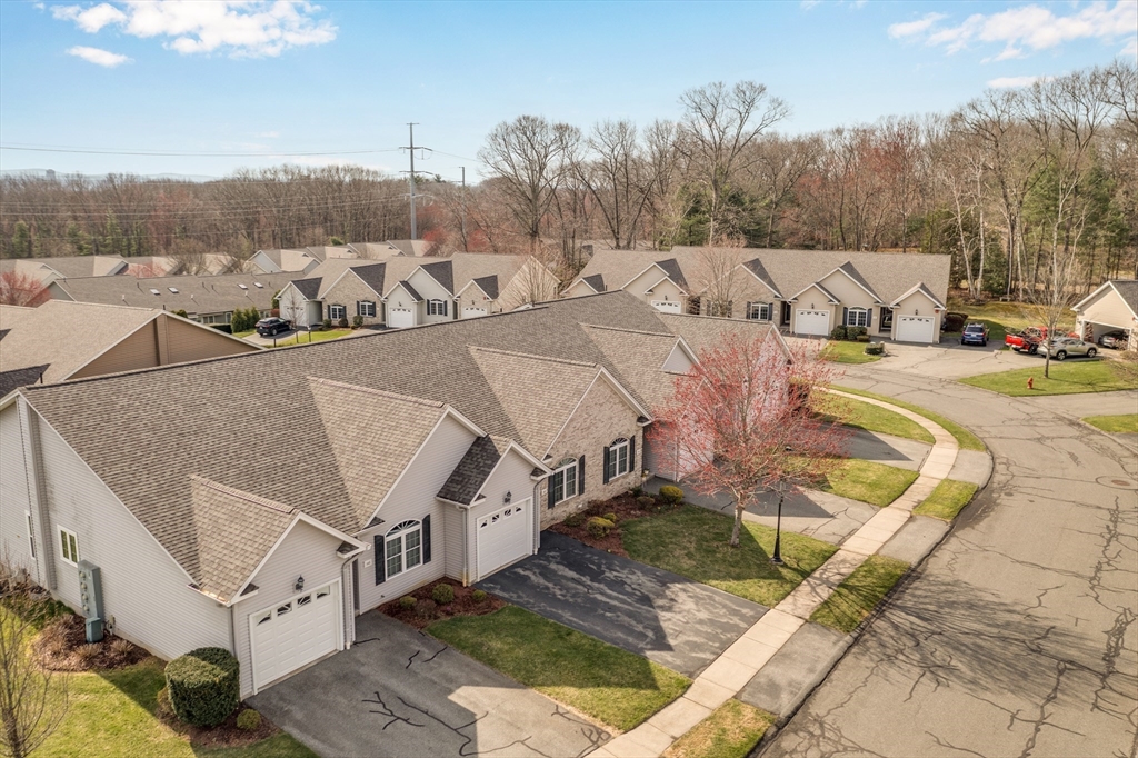 West Springfield, Massachusetts 01089, United States, 2 Bedrooms Bedrooms, ,2 BathroomsBathrooms,Residential,Pending,109798