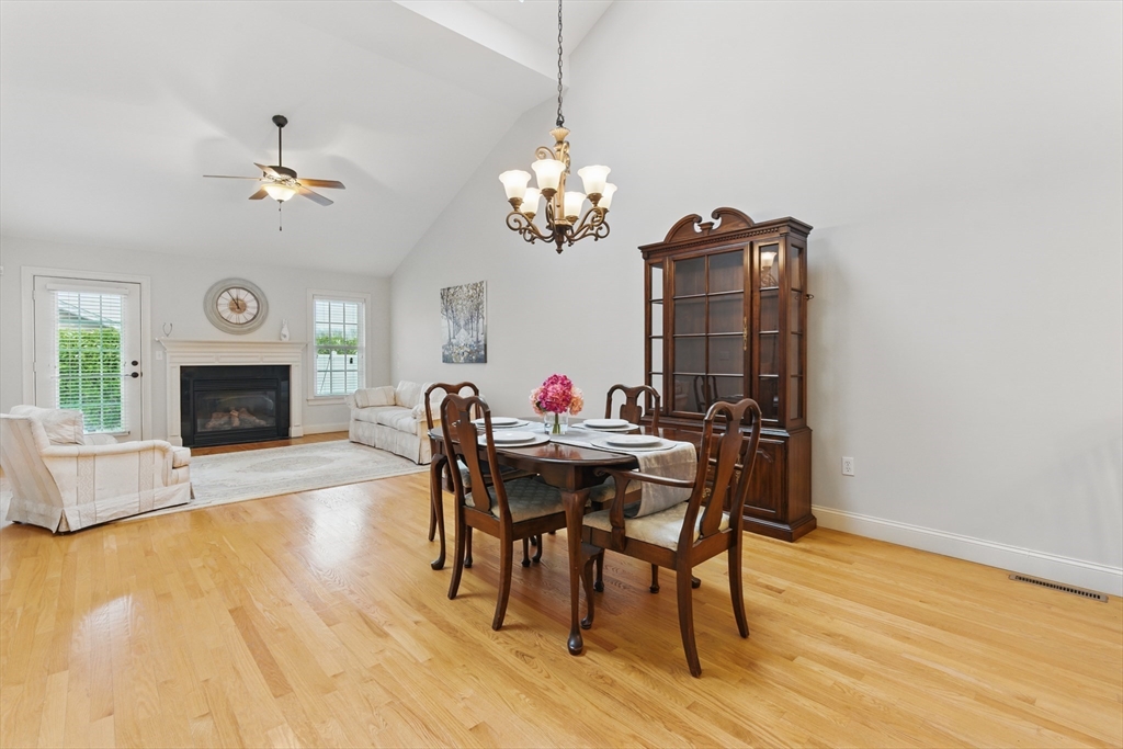 West Springfield, Massachusetts 01089, United States, 2 Bedrooms Bedrooms, ,2 BathroomsBathrooms,Residential,Pending,109798