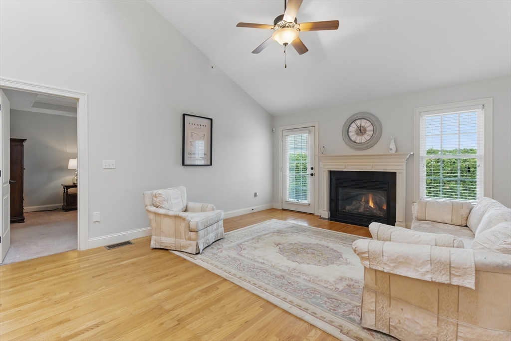 West Springfield, Massachusetts 01089, United States, 2 Bedrooms Bedrooms, ,2 BathroomsBathrooms,Residential,Pending,109798