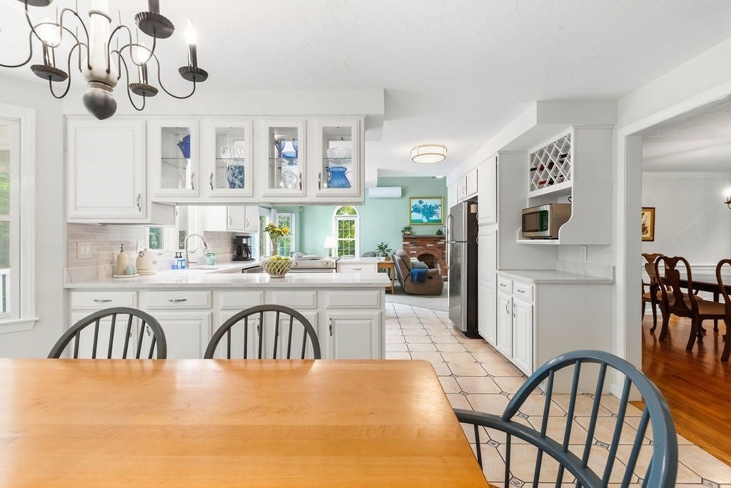 18 Fredric Ln, Mansfield, MA Photo #3