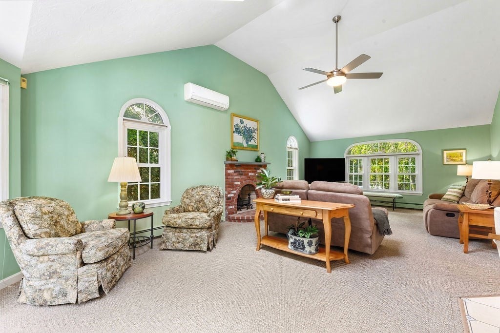 18 Fredric Ln, Mansfield, MA Photo #4