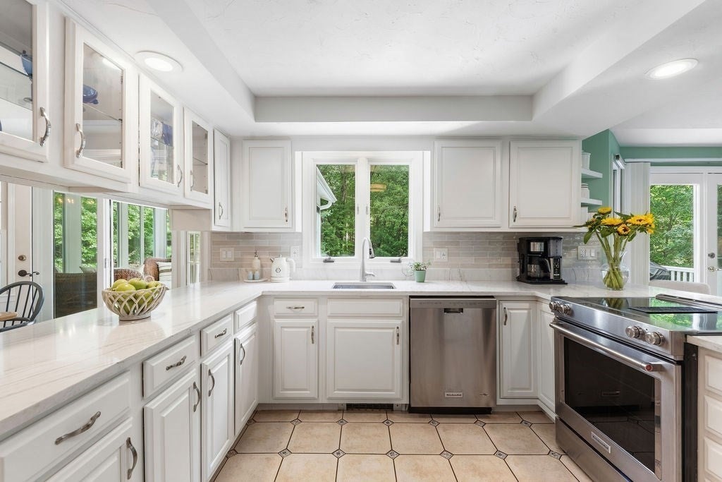 18 Fredric Ln, Mansfield, MA Photo #21