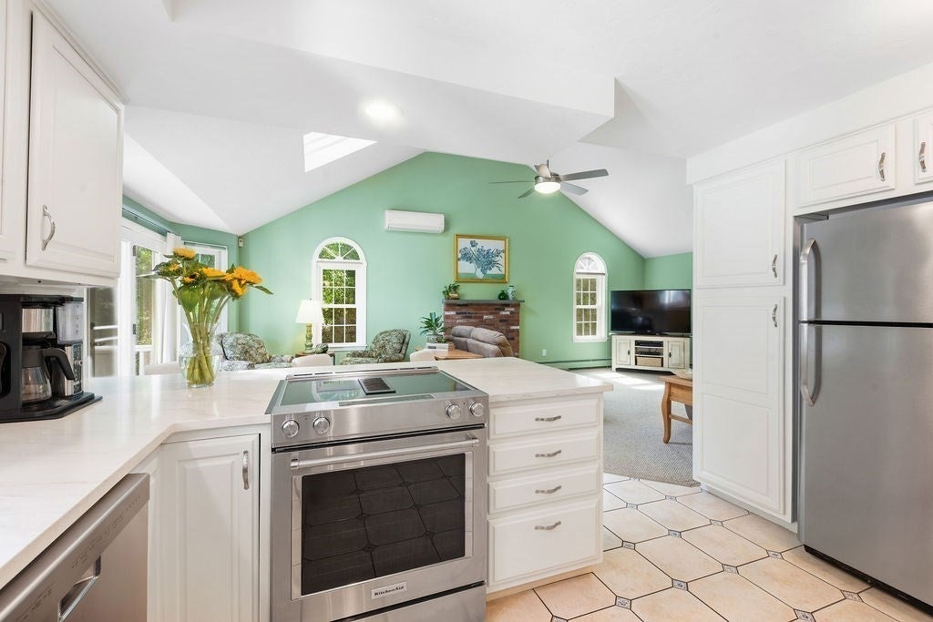 18 Fredric Ln, Mansfield, MA Photo #22