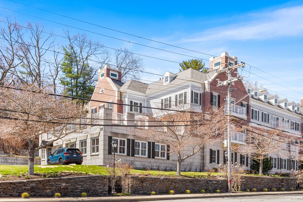 235 Cambridge St 102