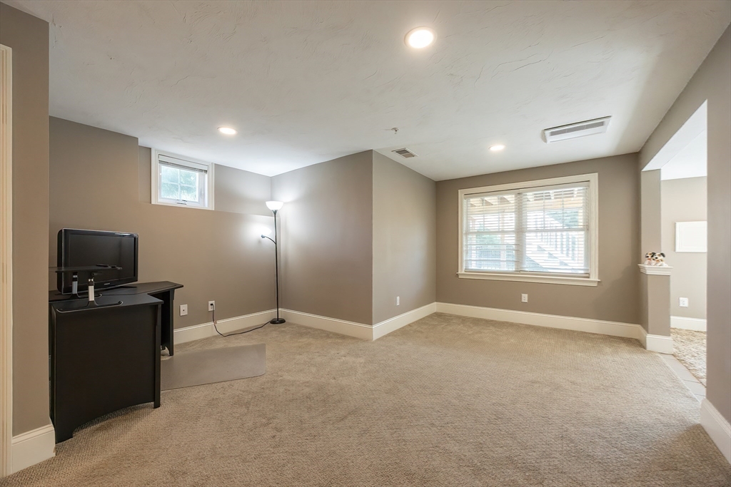 Franklin, Massachusetts 02038, United States, 3 Bedrooms Bedrooms, ,4 BathroomsBathrooms,Residential,Active,201803