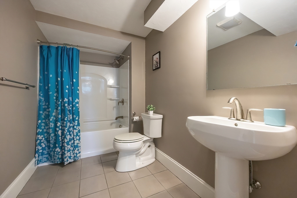 Franklin, Massachusetts 02038, United States, 3 Bedrooms Bedrooms, ,4 BathroomsBathrooms,Residential,Active,201803