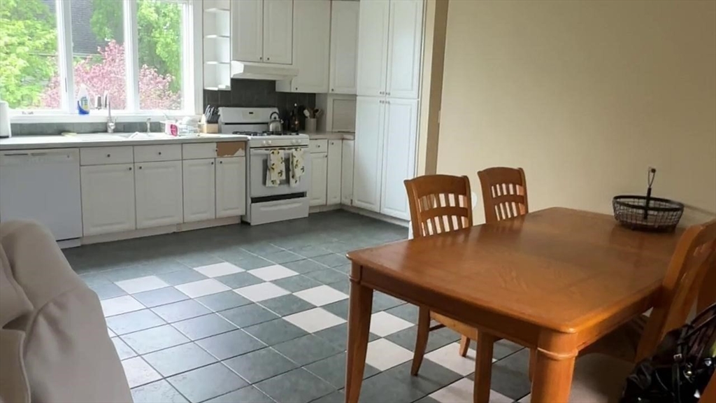 563- Lynn St-