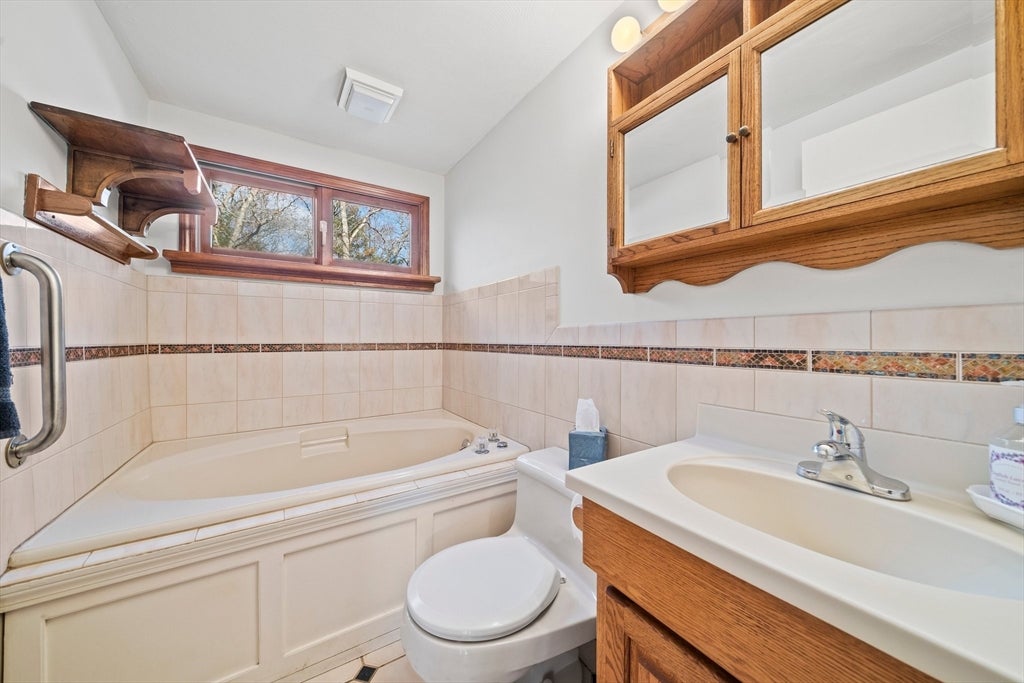 197 Circuit St, Hanover, MA Photo #21