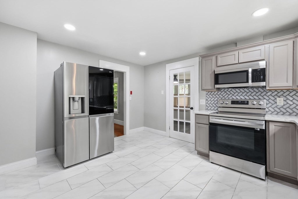 43 Eddywood St, Springfield, MA Photo #8