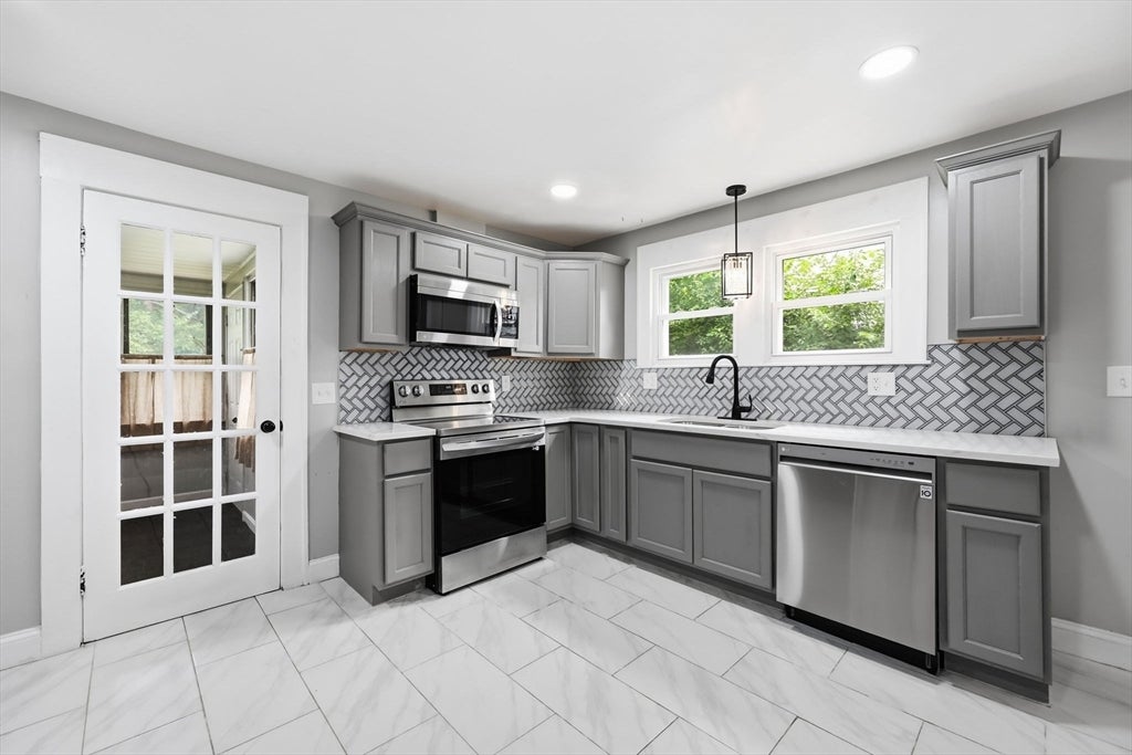 43 Eddywood St, Springfield, MA Photo #6