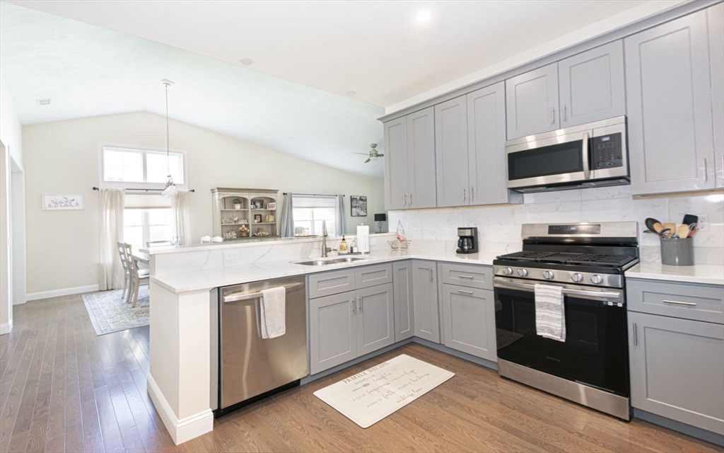 Millbury, Massachusetts 01527, United States, 2 Bedrooms Bedrooms, ,2 BathroomsBathrooms,Residential,Active,210356