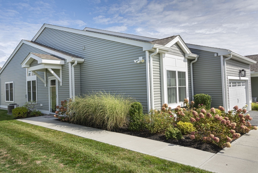 Millbury, Massachusetts 01527, United States, 2 Bedrooms Bedrooms, ,2 BathroomsBathrooms,Residential,Active,210356